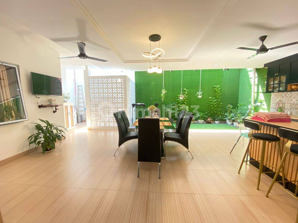 Luxurious 2-Story House with Modern Kitchen in Batam