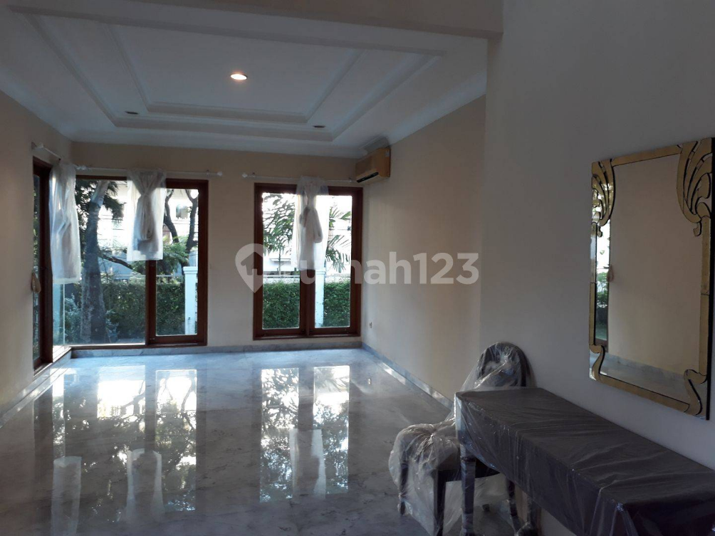 Modern Villa with Pool Near Raffles School