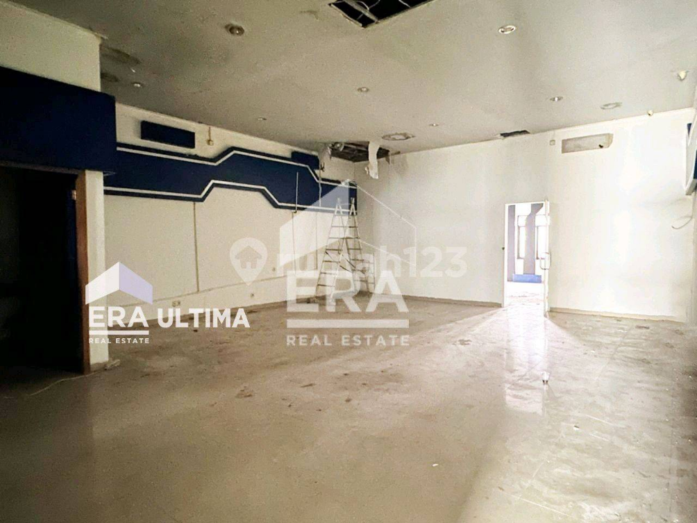 Spacious Commercial Building with Parking in Moch Toha