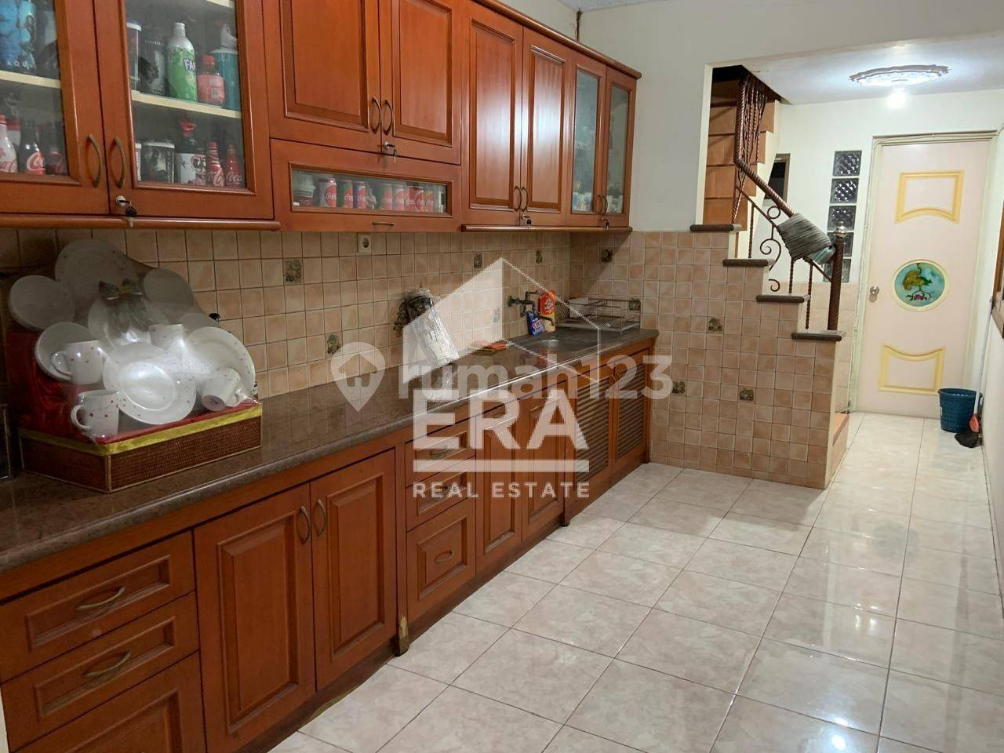 Spacious 3-Bedroom House with Garden in Janur