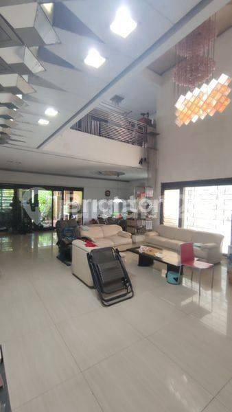 Commercial Property on Main Manyar Kertoarjo Road