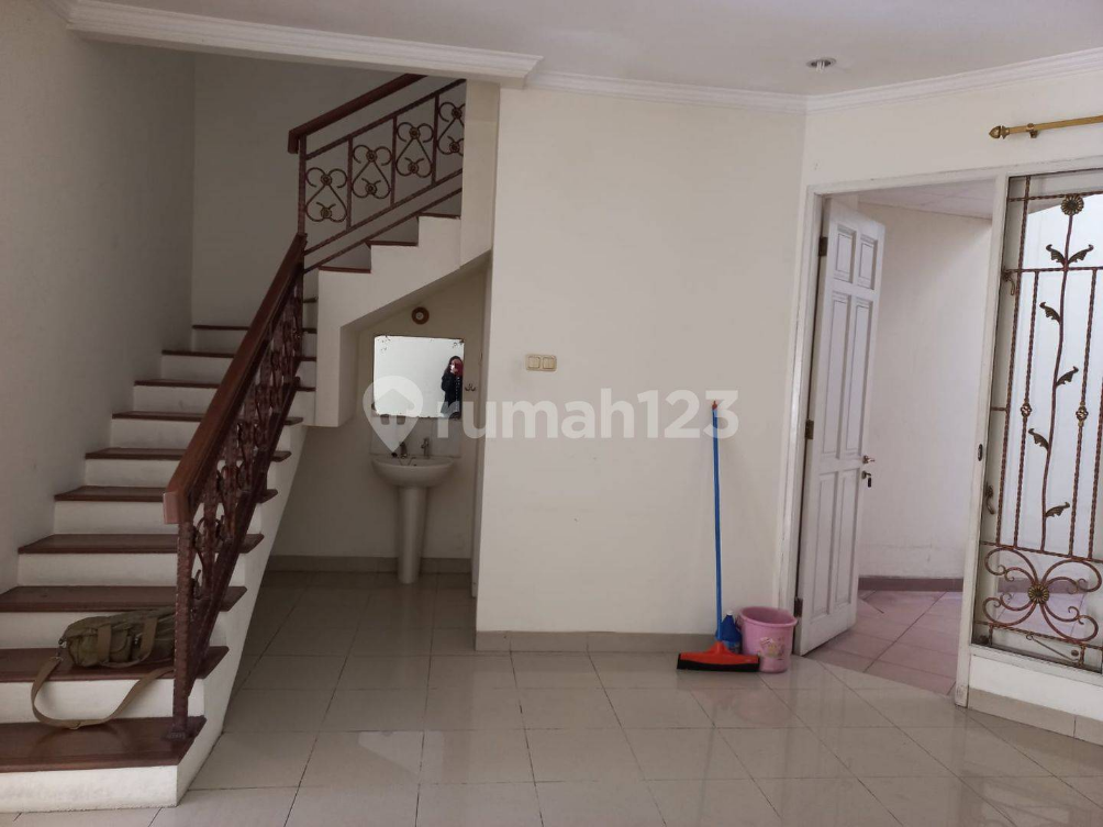 Spacious Mediterranean 3-Bedroom Townhouse in Kelapa Gading