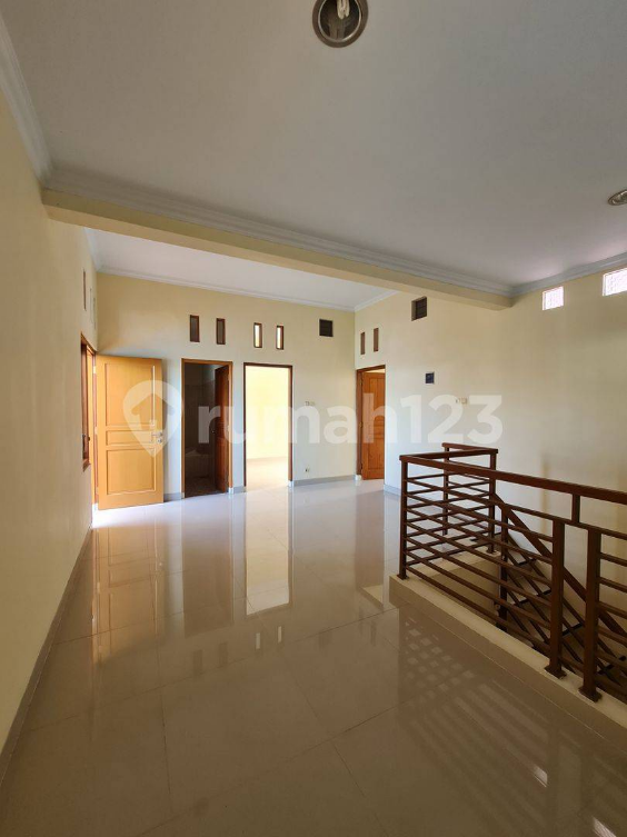 Spacious 6-Bedroom House with Garden in Solo