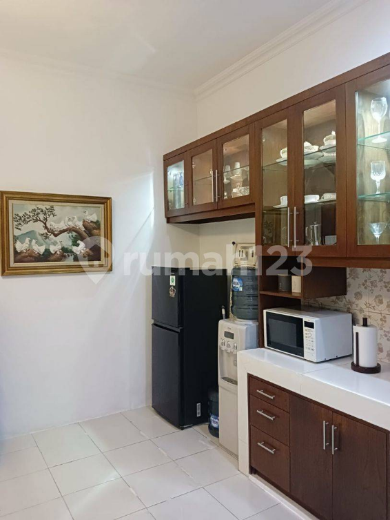 Modern House Near Schools and Shopping Centers