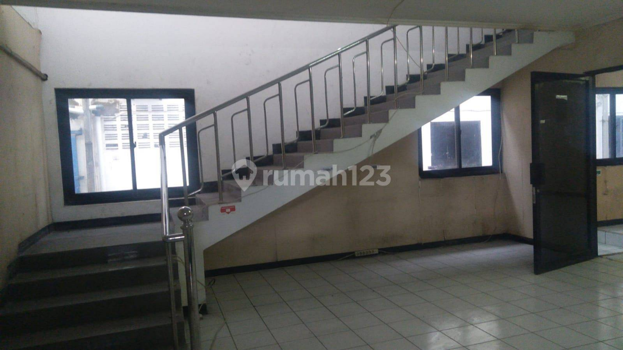 Large Warehouse with Ample Parking in Mengger