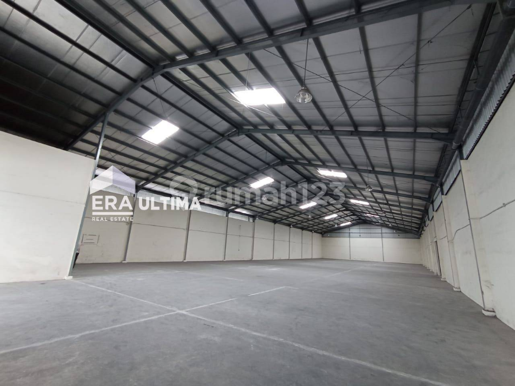 Large Industrial Warehouse with Easy Highway Access