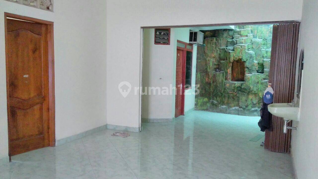 Spacious 4-Bedroom House with Carport in Solo