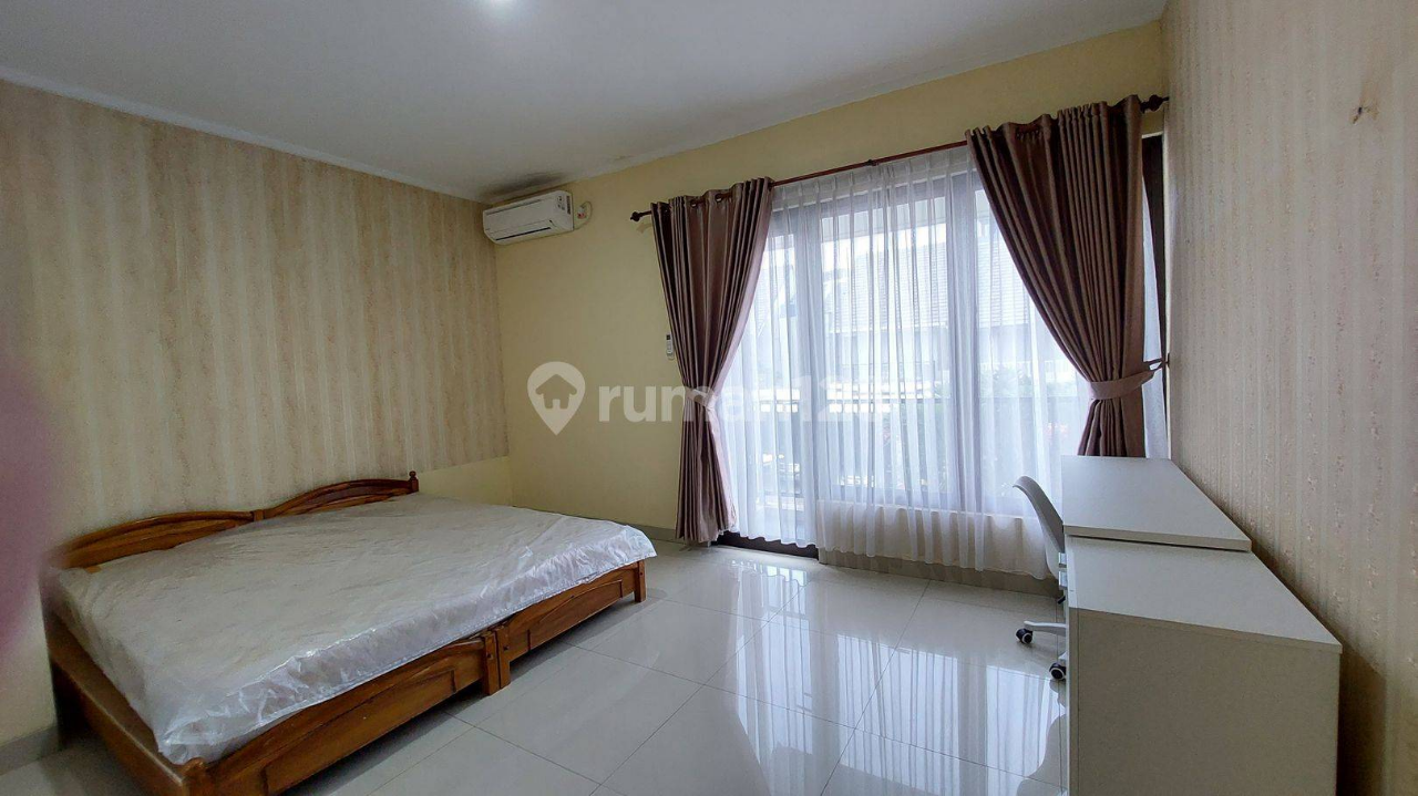 Modern 3-Bedroom House with Garden and Carport