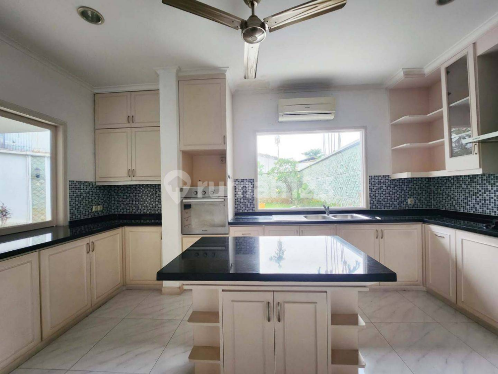 Designer Villa with Pool near MRT