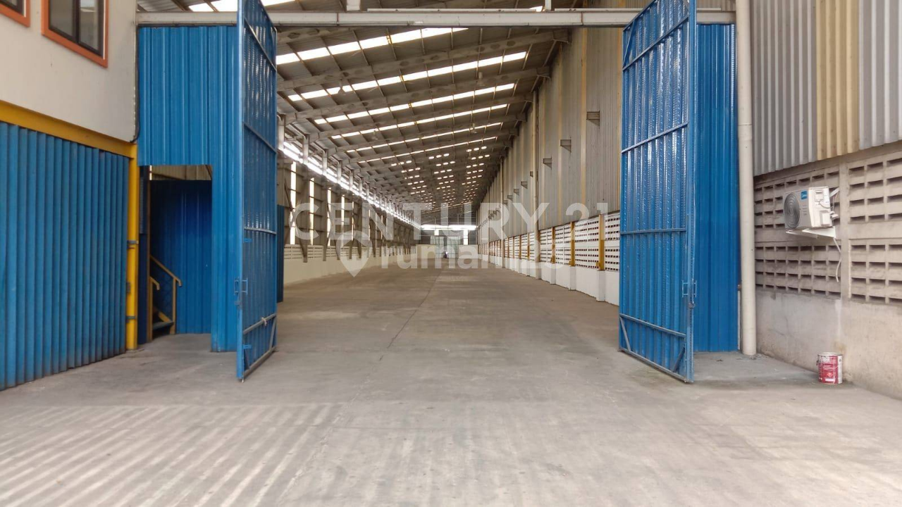 Large Industrial Warehouse with Container Access