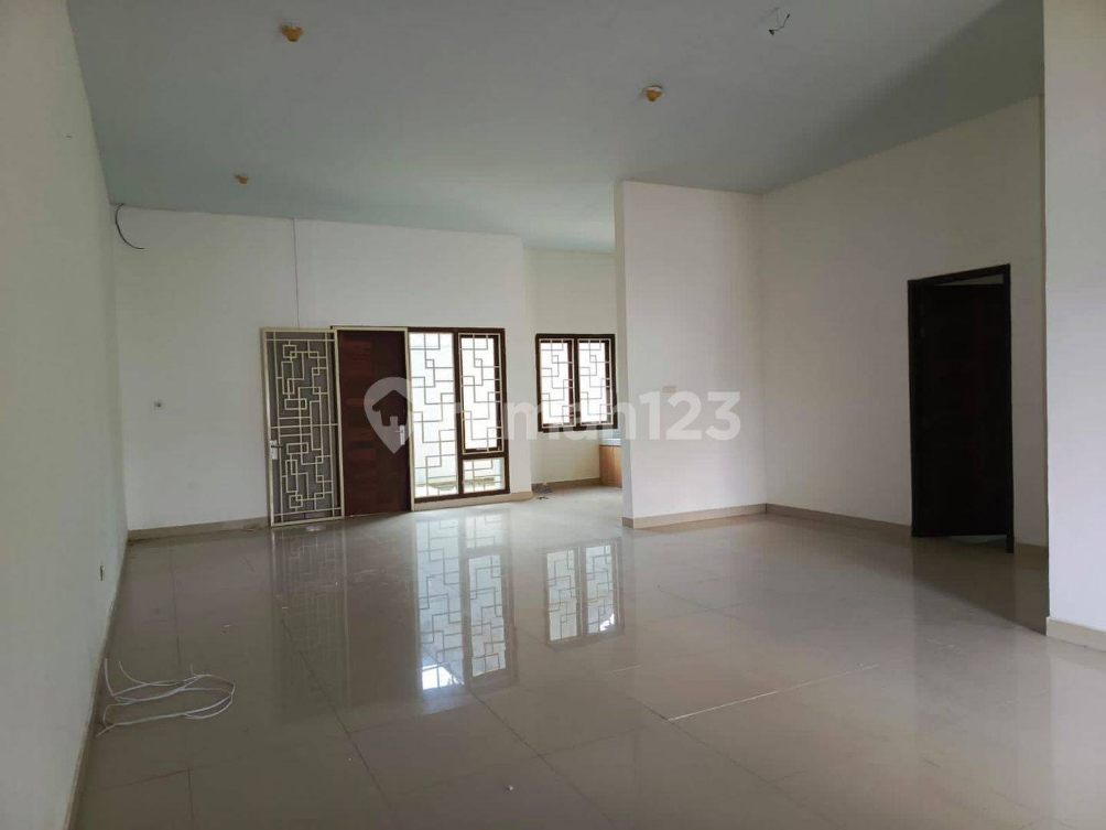 Modern Townhouse Near Mall with Security