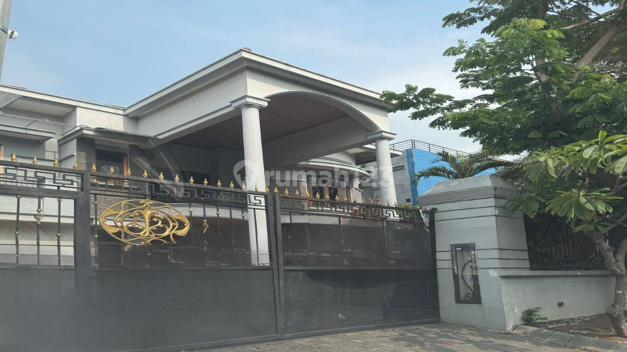 Large Commercial Two-Story House in Citraland Area
