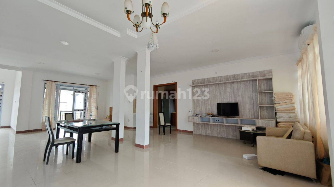 Large Villa with 4 Bedrooms in Oriental Dutamas