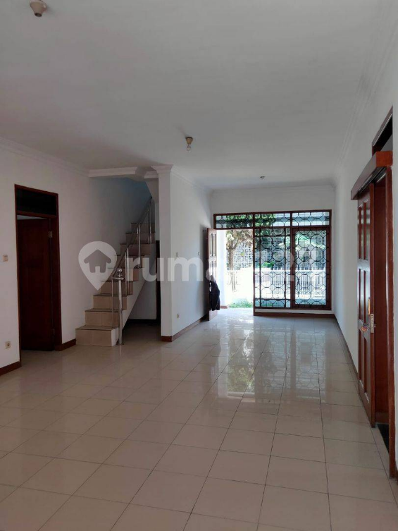 Spacious Two-Story House with Garden and Parking