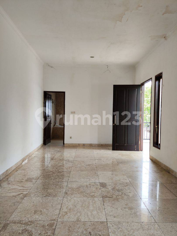 Spacious Property with Private Pool and Garden