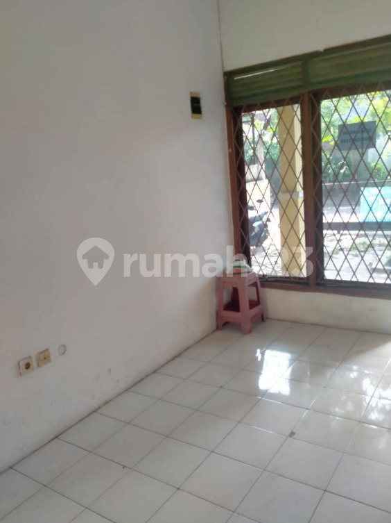 Spacious 3-Bedroom House with Garden Near Amenities