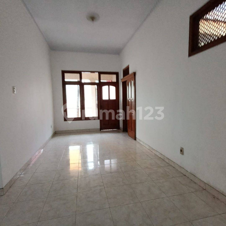 Large 5-Bedroom House with Parking in Rawamangun