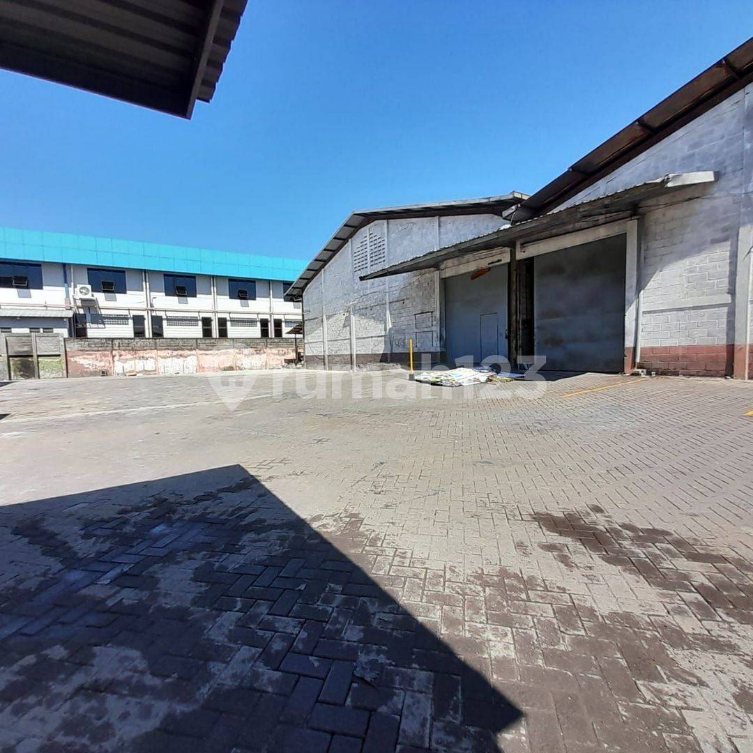 Large Industrial Warehouse with Loading Dock Access