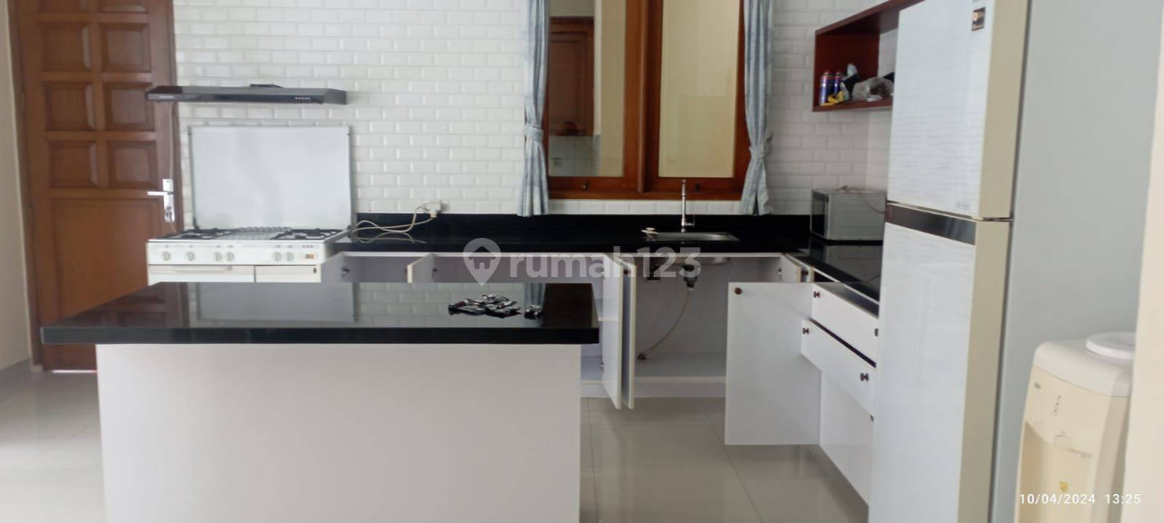 Modern House with Pool in Mega Kuningan