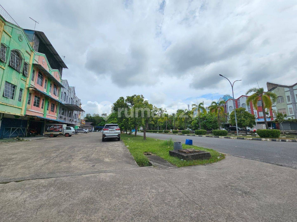 Large 3-Story Commercial Shophouse in Sukajadi