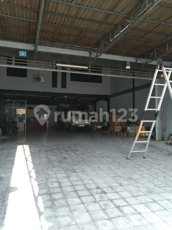 Spacious Commercial Property with Living Space in Renon