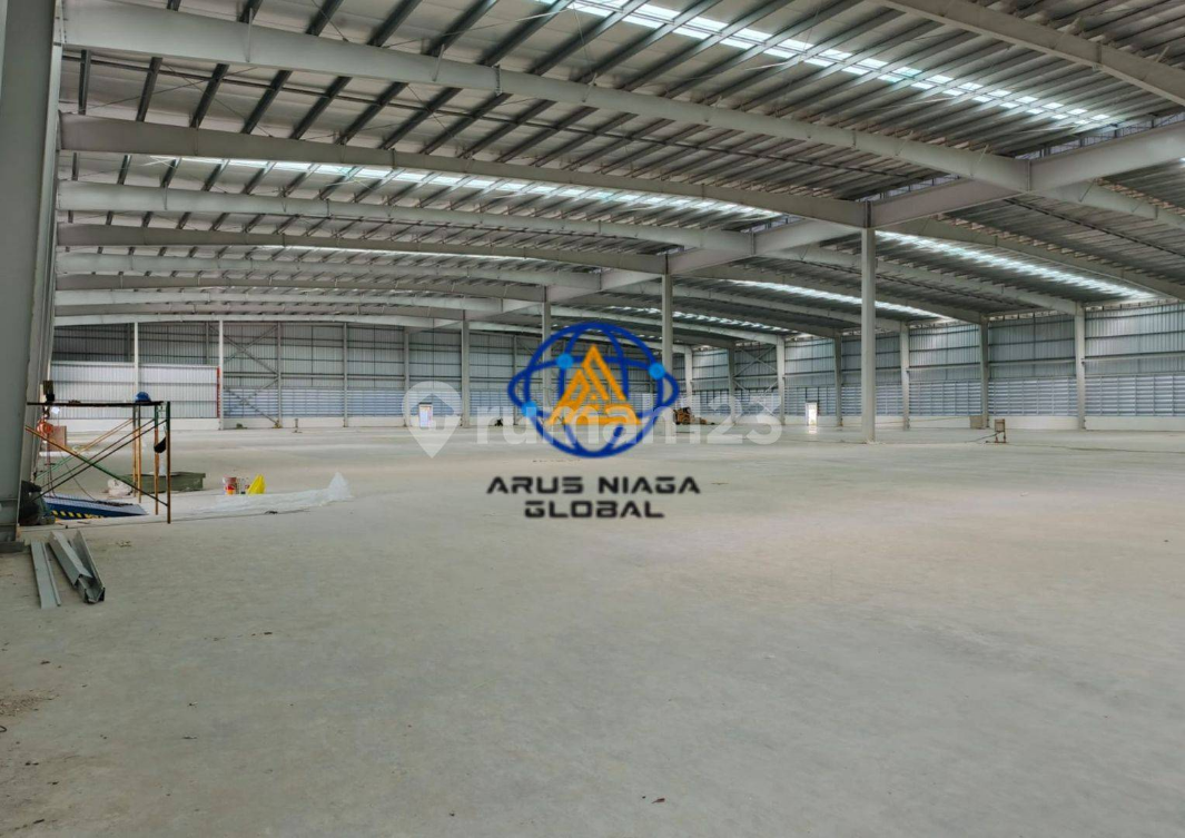 Large Industrial Warehouse With High Ceiling