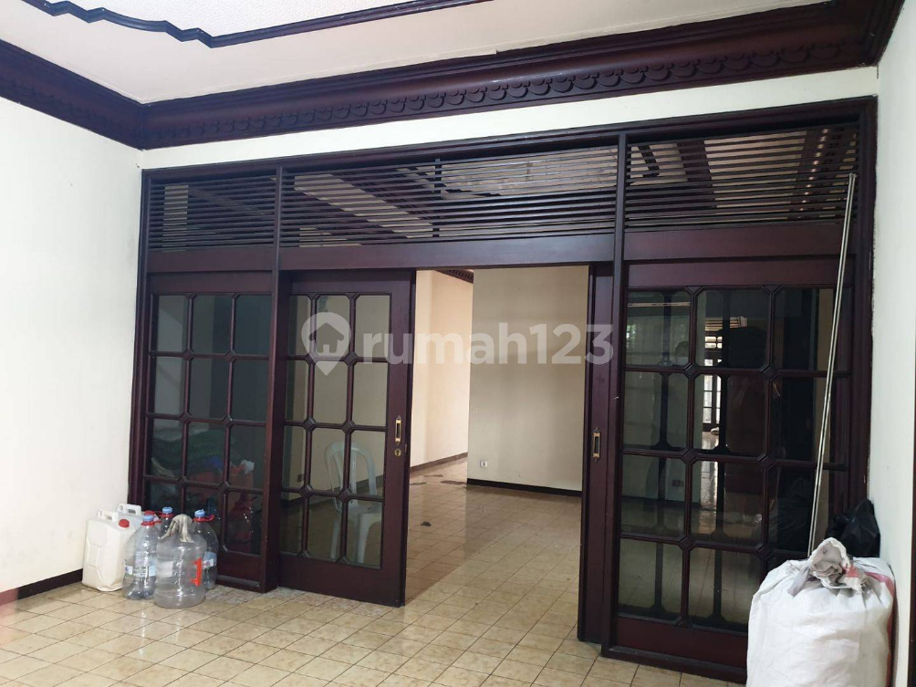Spacious Central House with Pavilion for Business