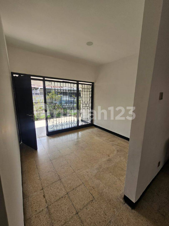 Spacious House with Large Garden Near Toll