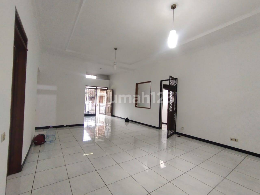 Spacious 5-Bedroom House with Garden and Carport