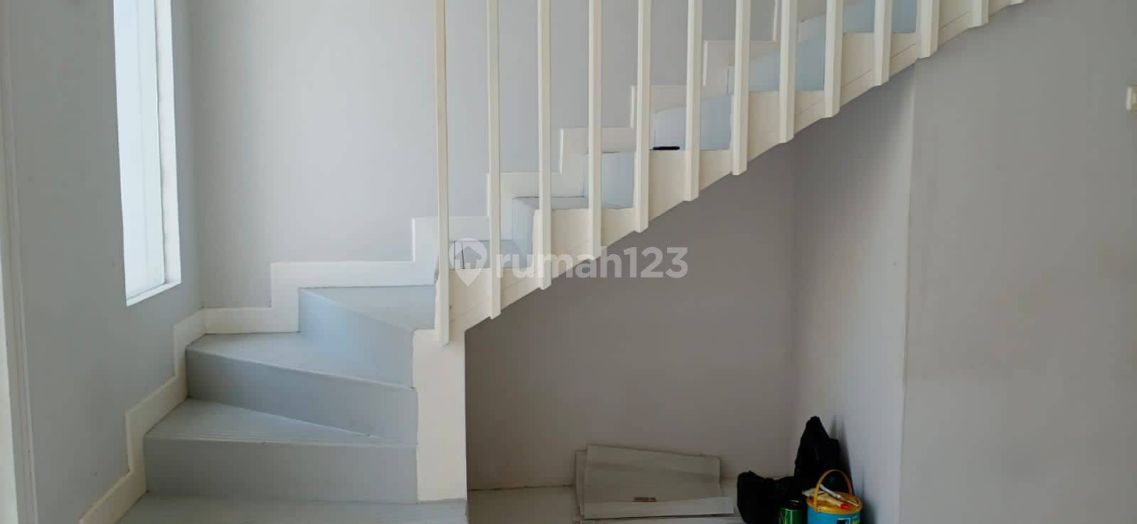 Modern 3-Bedroom House with Carport in Mekar Wangi