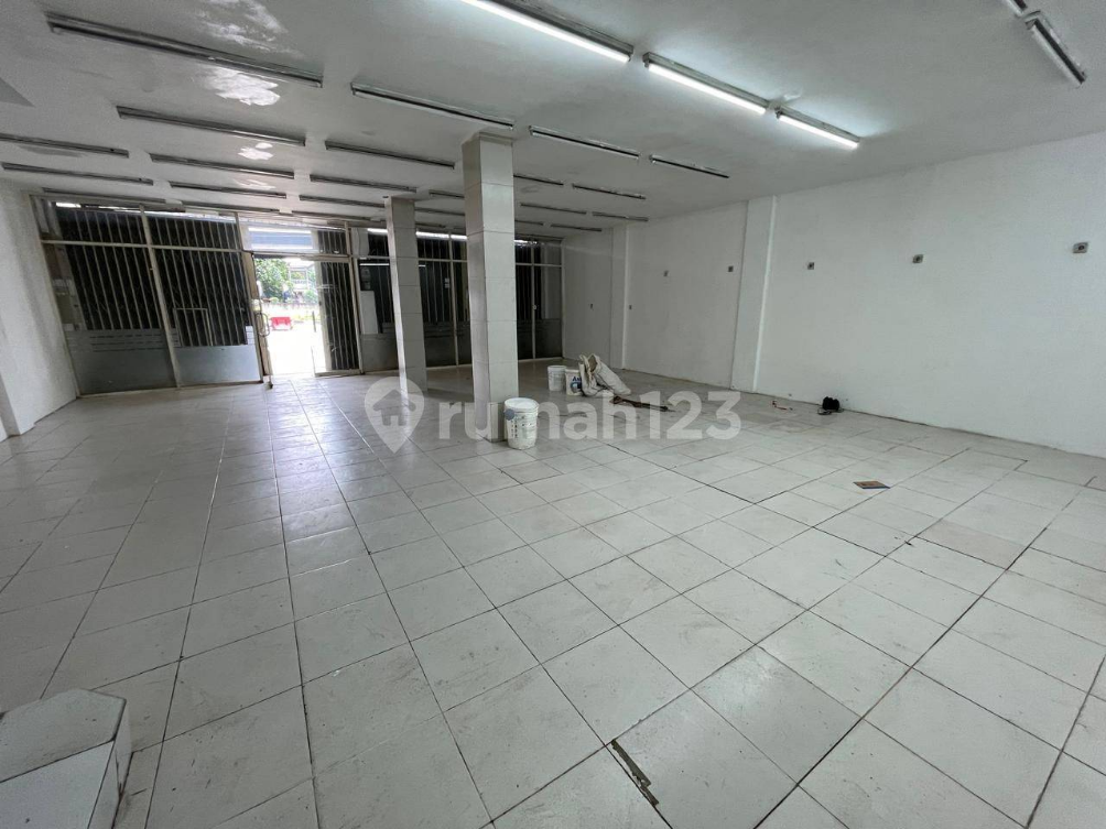 Large 3.5-Floor Commercial Shophouse in Jelambar