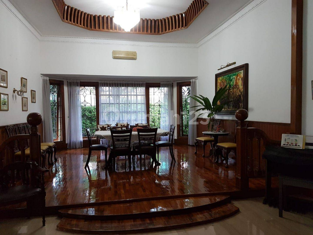 Luxurious Villa with Pool in Strategic Location