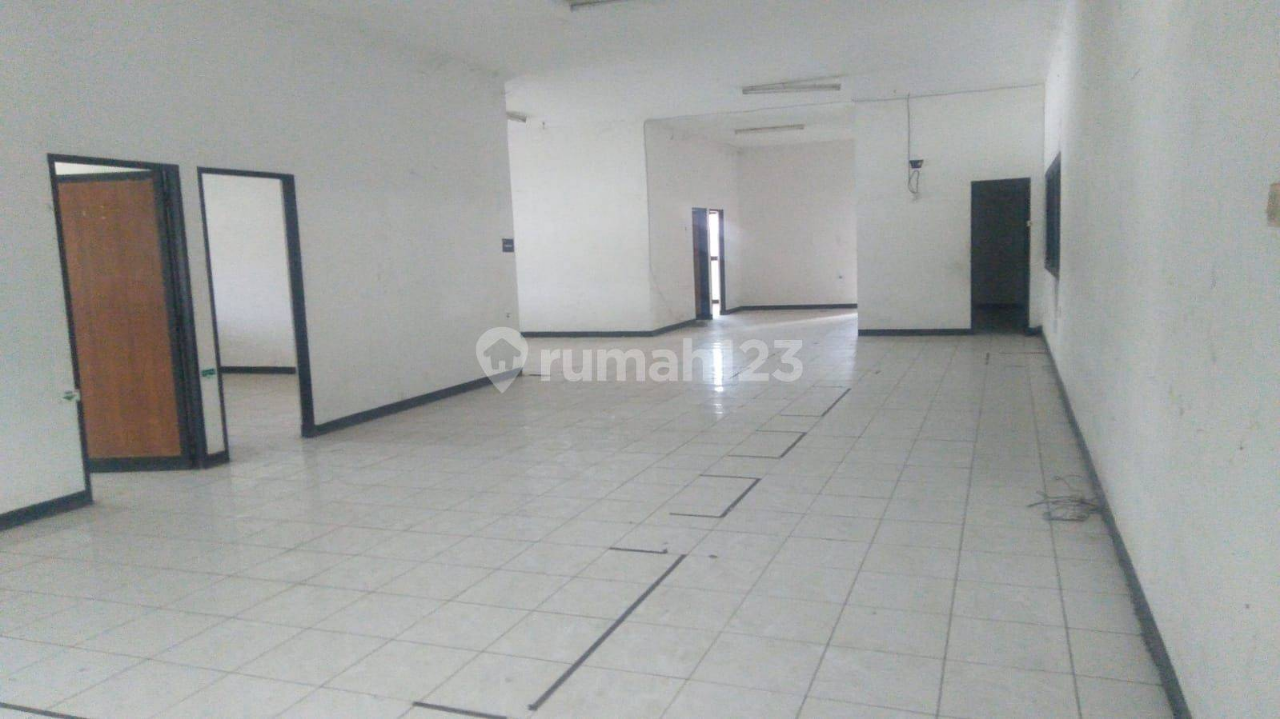 Large Warehouse with Ample Parking in Mengger