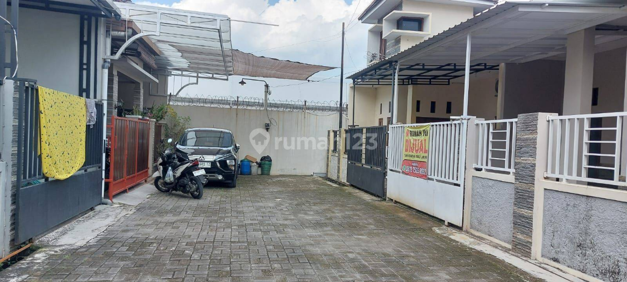 Modern 2-Bedroom House Near Airport with Carport