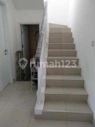 Modern 2-Bedroom Townhouse with Carport