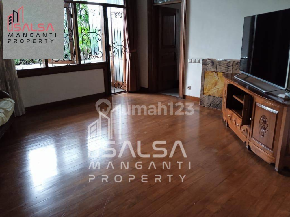 Spacious 5-Bedroom House with Pool in Kemang