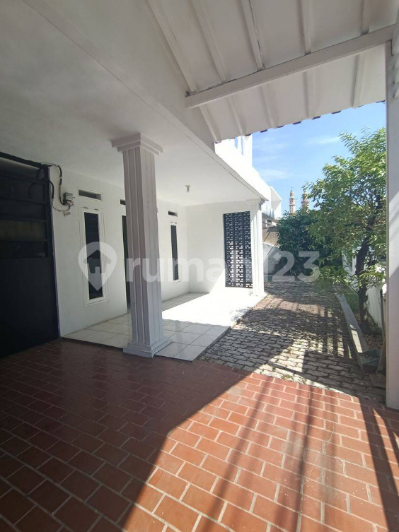 Large 6-Bedroom House with Garden and Parking