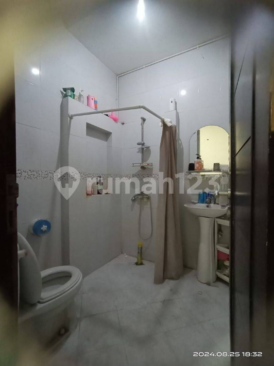 Spacious 4-Bedroom House with Carport in Batununggal