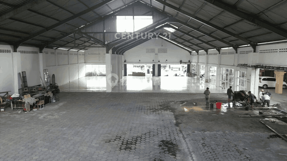 Large Strategic Warehouse with Container Access