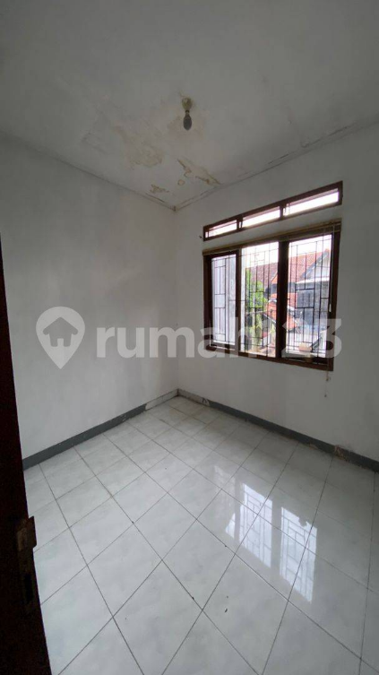Spacious 6-Bedroom House with Garden in Batu