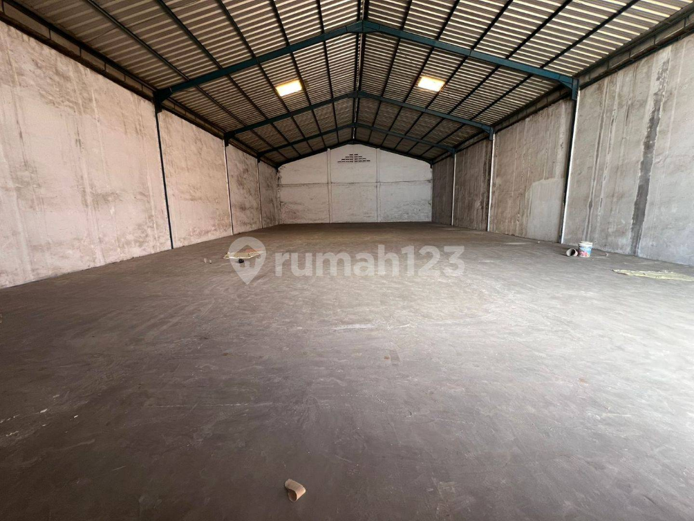 Large Industrial Warehouse with Container Access