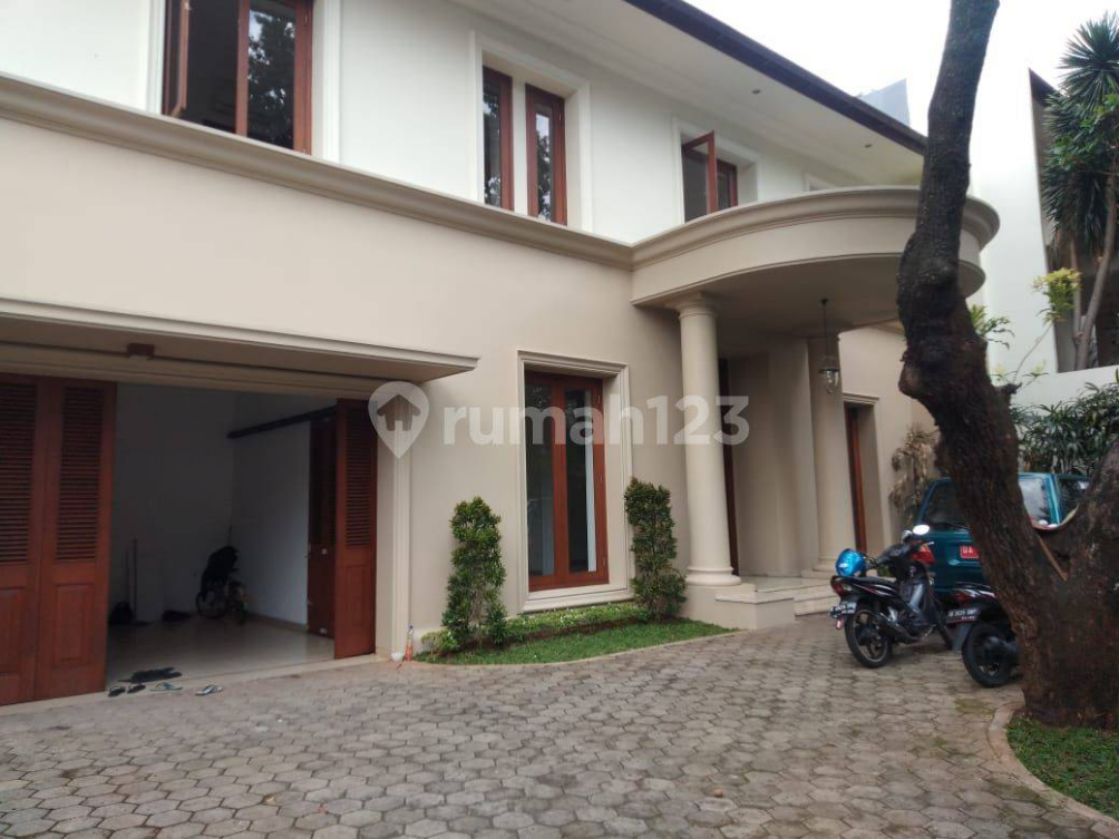 Luxurious 6-Bedroom House with Pool in Cipete