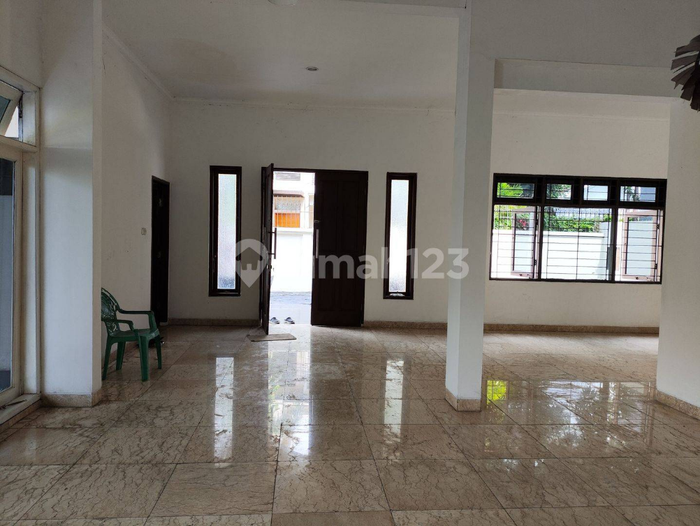 Spacious Property with Private Pool and Garden