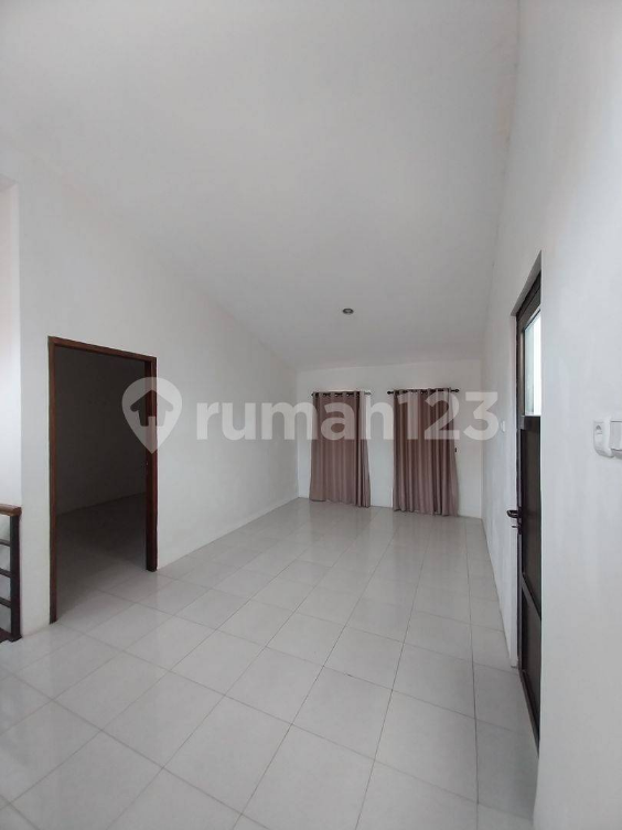 New House in Complex with High Ceilings