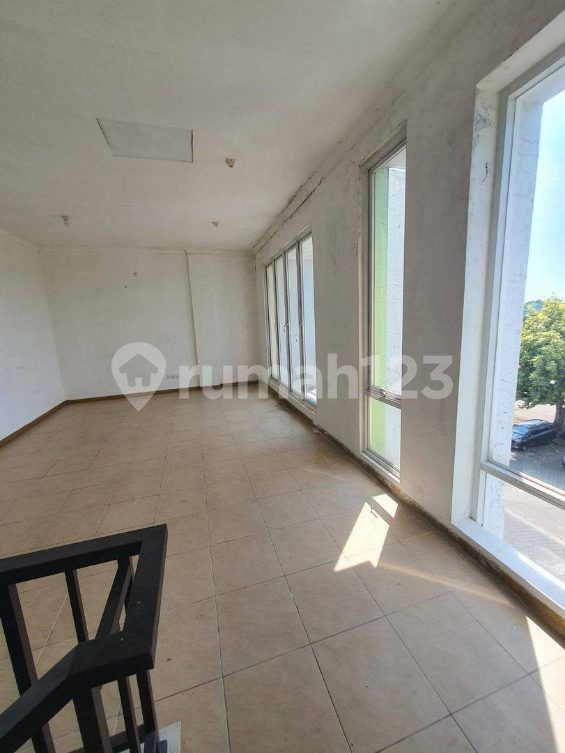 Modern 90m² Three-Story Townhouse with Balcony