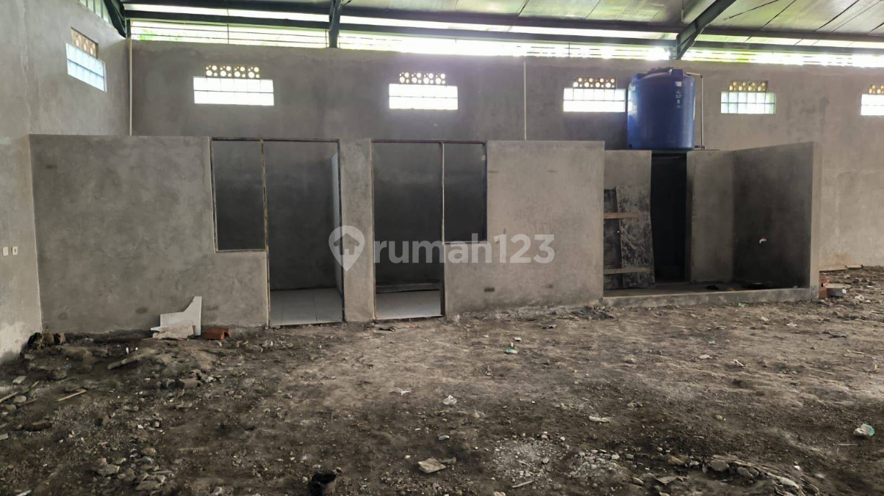 Large Industrial Space with Natural Lighting
