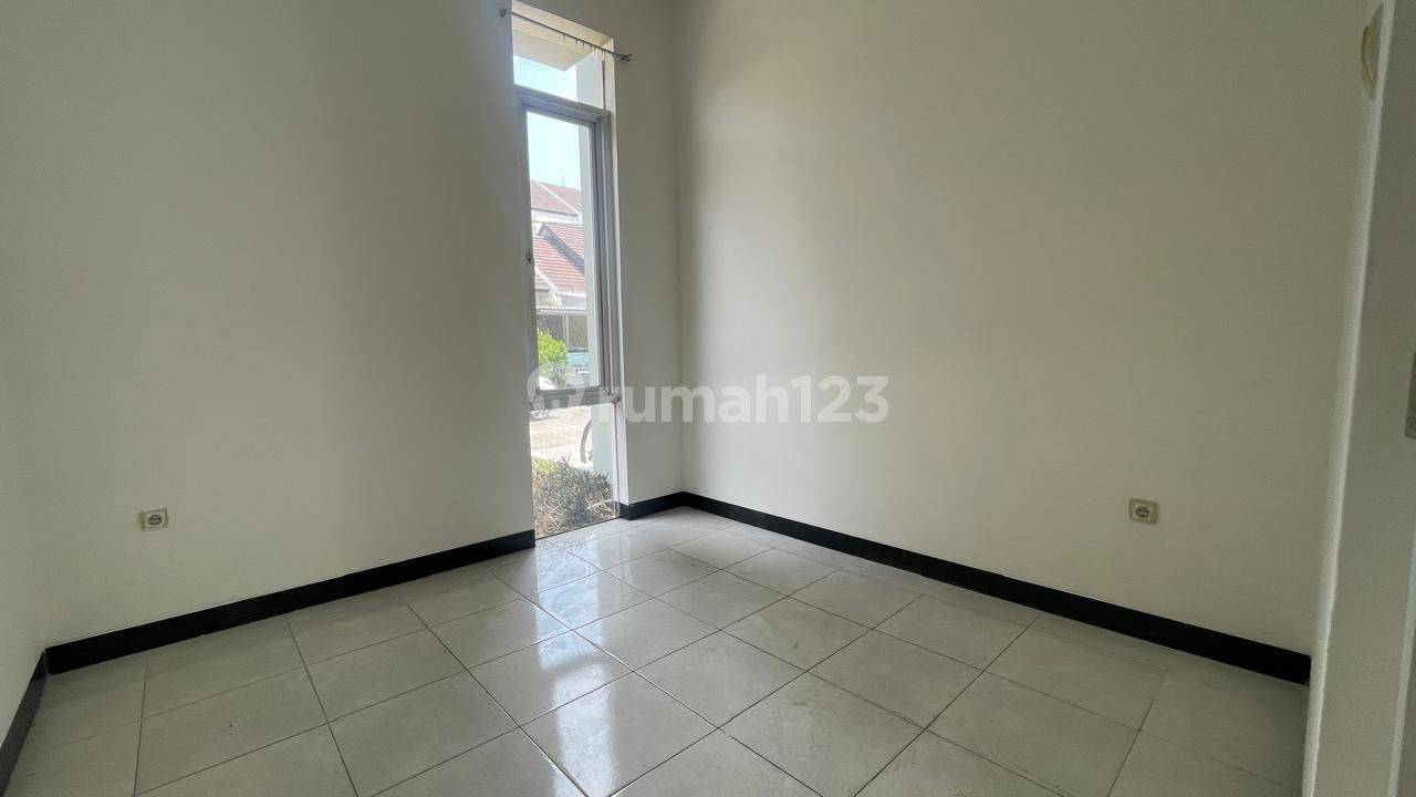 Spacious 3-Bedroom House with Garden Access