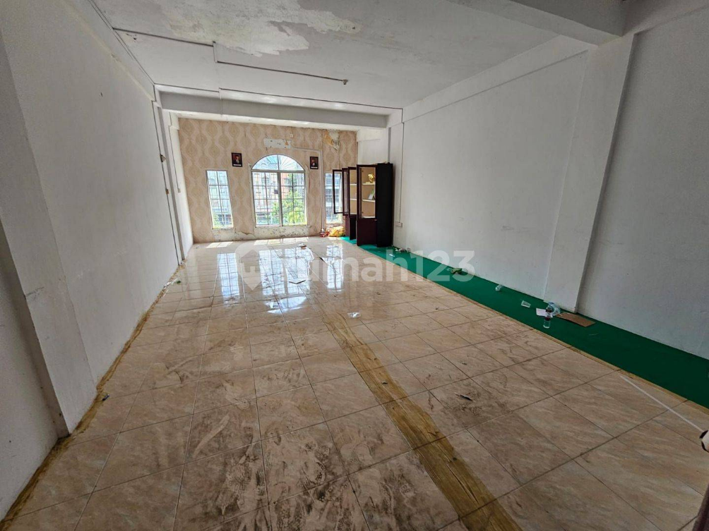 Large 3-Story Commercial Shophouse in Sukajadi
