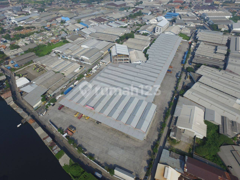 Modern Industrial Warehouse Complex with Loading Dock