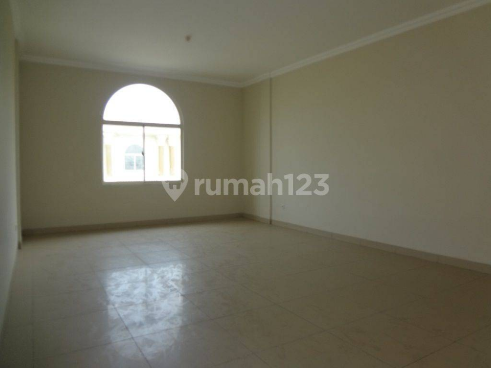 Spacious 3.5 Floor Townhouse with Dual Carport